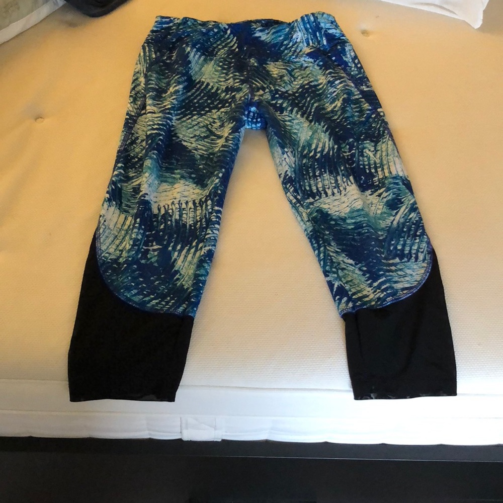 Medium cute workout pants with mesh on calves